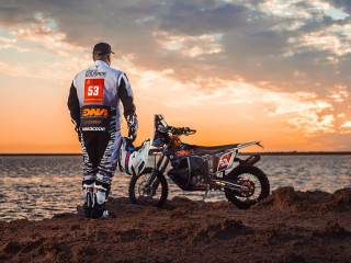 Από τους Αμμόλοφους της Σαουδικής Αραβίας στο Θησείο - Βραδιά Dakar με τον Βασίλη Μπούδρο