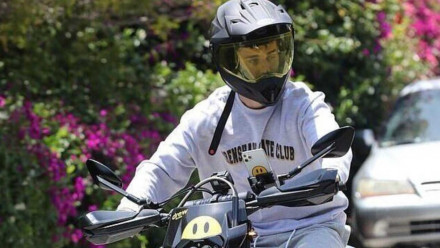 Justin Bieber – Βόλτα με μοτοσυκλέτα και… κράξιμο για τον ελλιπή προστατευτικό εξοπλισμό