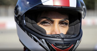 Στο Ιράν οι γυναίκες μπορούν να καβαλήσουν μοτοσυκλέτα μόνο στην πίστα