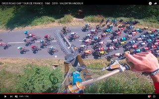 Πηδώντας πάνω από το peloton στο Tour De France - Video