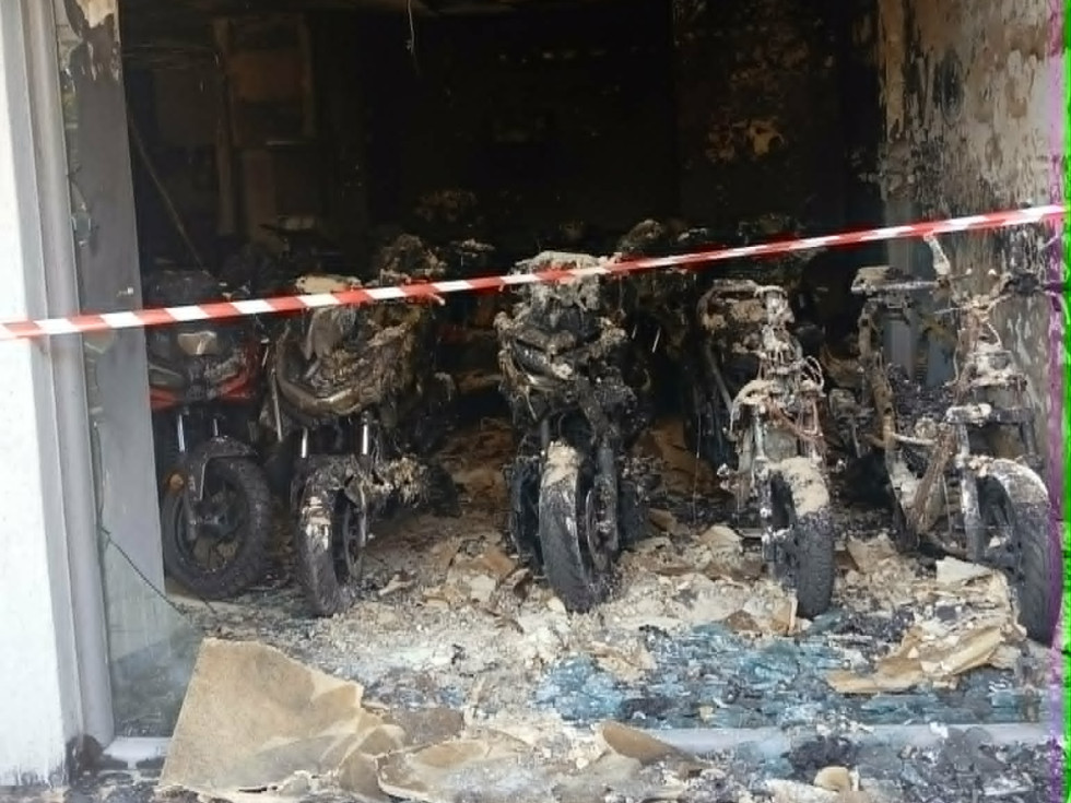 Χίος - Μεγάλη φωτιά σε αντιπροσωπεία μοτοσυκλετών