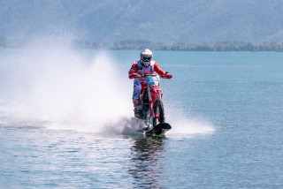 Luca Colombo: Σημείωσε νέο ρεκόρ ταχύτητας με μοτοσυκλέτα στο νερό! - Video