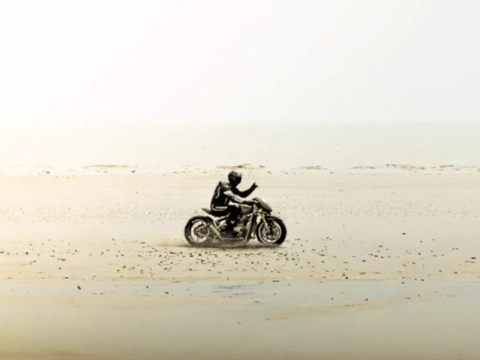 Triumph Bobber - Ακραίο custom καταρρίπτει ρεκόρ ταχύτητας στην άμμο (+Βίντεο)