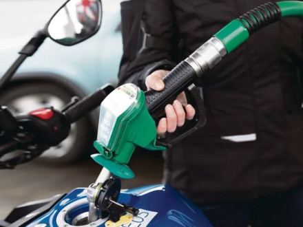Βενζίνη στα 1,99 ευρώ στην Ιταλία – Οι μεγάλες εταιρείες ρίχνουν τις τιμές