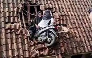 Ινδονησία – Δίκυκλο καρφώθηκε σε στέγη σπιτιού, σώες οι αναβάτριες του!