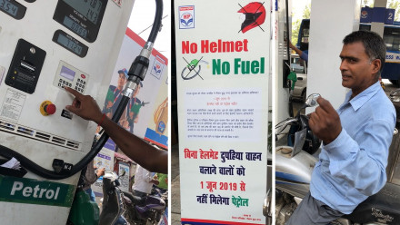 Ινδία - Δεν φοράς κράνος; Δεν σου βάζουμε βενζινη!