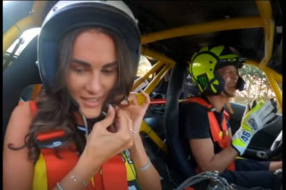 Valentino Rossi - Τρομάζοντας την κοπέλα του με drift σε Corvette 700hp! - Video