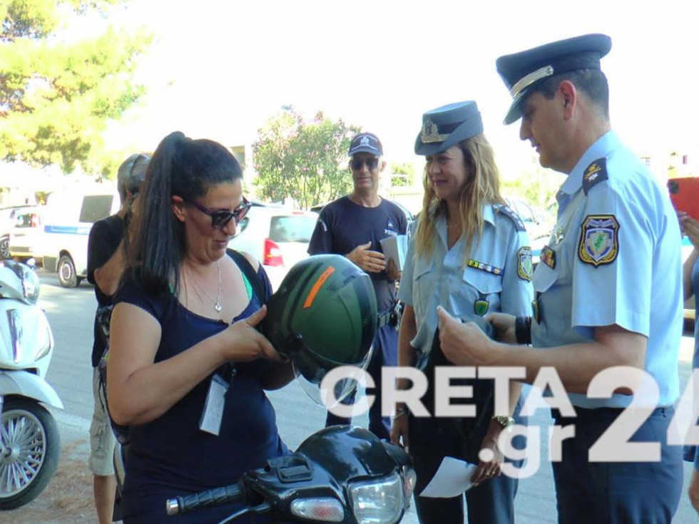 Τροχαία Χανίων - Μοίρασε κράνη αντί για κλήσεις