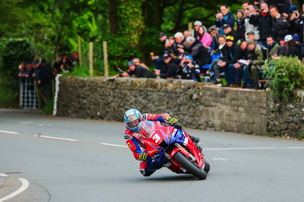 Isle of Man TT 2025, 1ο αγώνας Superstock: Νίκη Dean Harrison με προσωπικό ρεκόρ