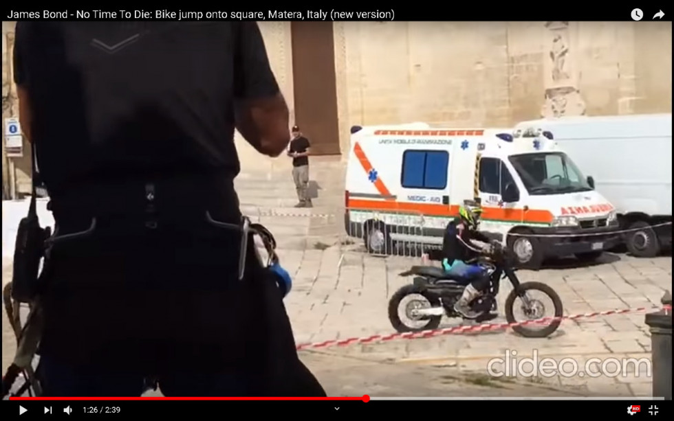 James Bond - No Time to Die: Δείτε το θεαματικό άλμα απ' όλες τις γωνίες - ποιος το έκανε και με τι μοτοσυκλέτα; - Video