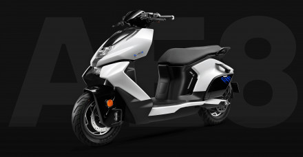 ZEEHO - Ξεκινούν οι πωλήσεις των e-scooter AE8 &amp; AE8 S+