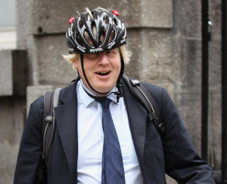 Ο Boris Johnson ήθελε ποδήλατο αλλά ο Άγιος Βασίλης του έφερε μηχανάκι!