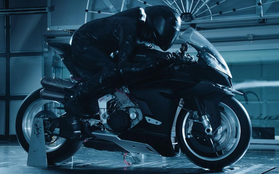 H CFMOTO τελειοποιεί τα αεροδυναμικά της V4SR-RR στην χώρα των ανταγωνιστών της
