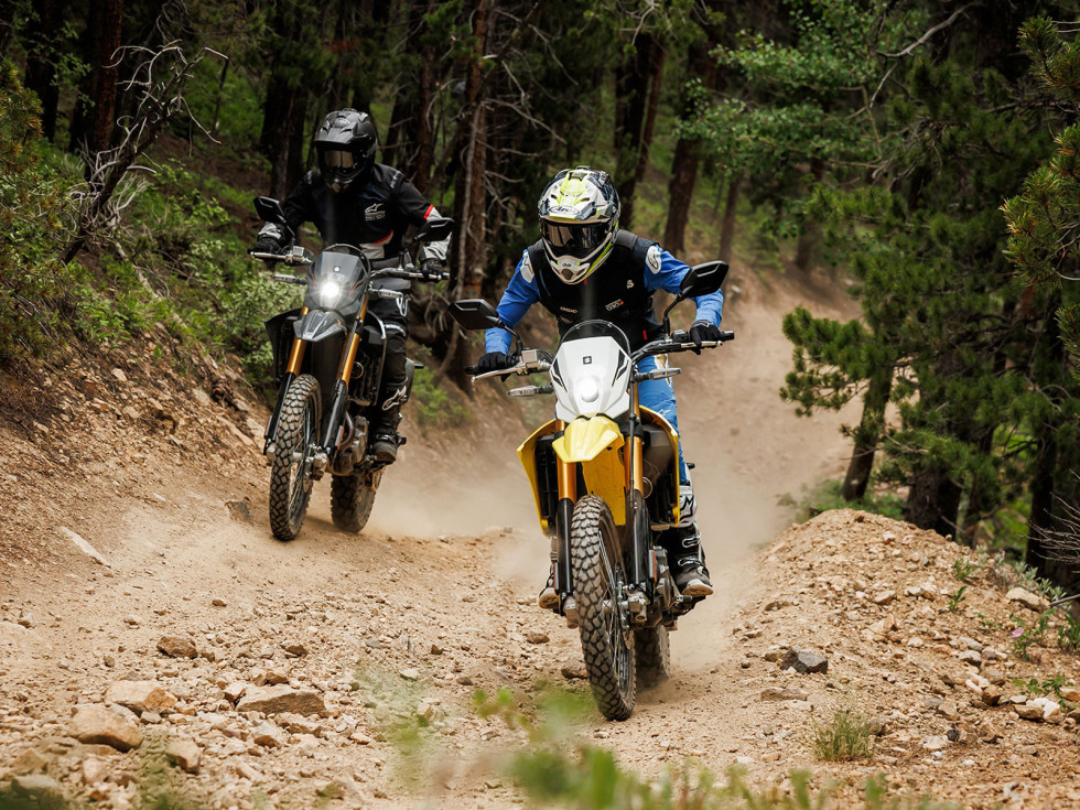 Suzuki DR-Z4S και DR-Z4SM 2025 – Οι τιμές τους στην αντίπερα όχθη του Ατλαντικού