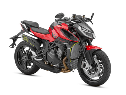 QJMOTOR SRK 921: Τον Απρίλιο η νέα τετρακύλινδρη naked των 128 ίππων