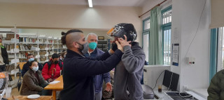 Moto Petsas – Δωρεά 15 κρανών στην Γ' τάξη του Λυκείου Λεωνιδίου