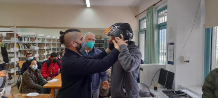 Moto Petsas – Δωρεά 15 κρανών στην Γ' τάξη του Λυκείου Λεωνιδίου