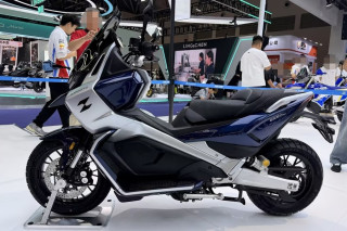 ΖΧΜΟΤΟ 250 Crossover Scooter – Σαν μοτοσυκλέτα και με ανεξάρτητη πίσω ανάρτηση!