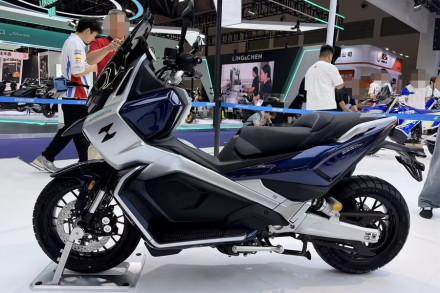 ΖΧΜΟΤΟ 250 Crossover Scooter – Σαν μοτοσυκλέτα και με ανεξάρτητη πίσω ανάρτηση!