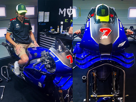 Valentino Rossi - Στη σέλα του νέου YZR-M1 έστω και... στατικά