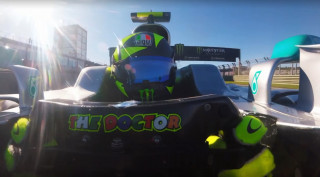 O Valentino Rossi με τη Mercedes του Lewis Hamilton - Onboard βίντεο
