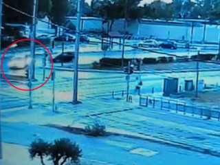 Βούλα - Ταξί έκανε αναστροφή στην Παραλιακή και συγκρούστηκε με μοτοσυκλέτα (+Video)