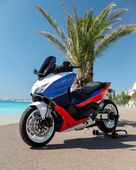 Honda Forza 750R - Φόρος τιμής στην παγκόσμια πρωταθλήτρια RC30