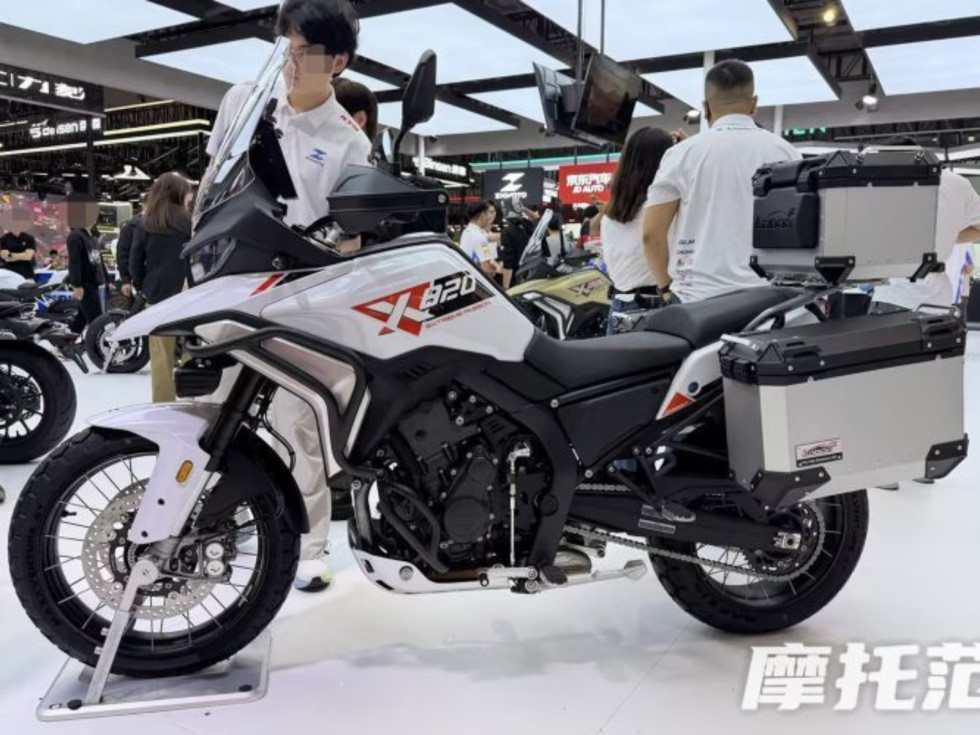 ZXMOTO 820X - Η πρώτη τρικύλινδρη Adventure της εταιρείας