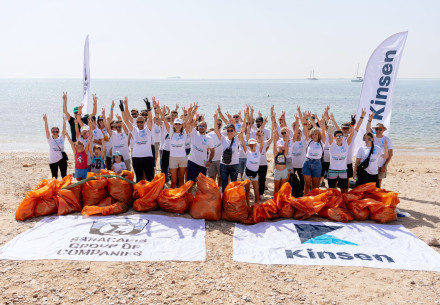 Ο Όμιλος Επιχειρήσεων Σαρακάκη σε δράση καθαρισμού της παραλίας της Βάρκιζας