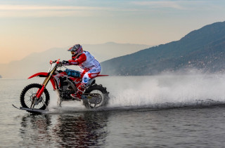 Ιταλός αναβάτης της Honda RedMoto πάει για ρεκόρ ταχύτητας με μοτοσυκλέτα στο νερό